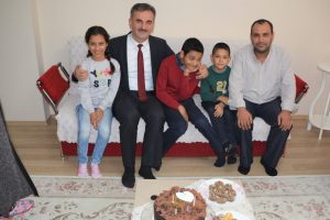 Bursa'nın Gemlik Belediye Başkanı Yılmaz'dan engelli &ccedil;ocuğa doğum g&uuml;n&uuml; s&uuml;rprizi