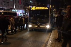 Metrob&uuml;s arıza yaptı, vatandaşlar yola indi