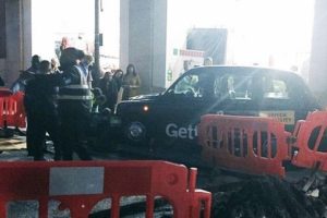 Londra'da bir taksi yayalara &ccedil;arptı
