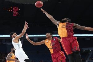 Galatasaray Odeabank son &ccedil;eyrekte yıkıldı
