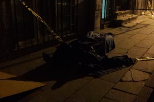 Apartman girişinde &ouml;l&uuml; bulundu