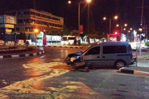 Kaza yapan otomobil alev aldı: 3 yaralı