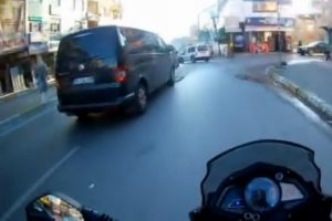 Motosiklet, minib&uuml;se b&ouml;yle &ccedil;arptı
