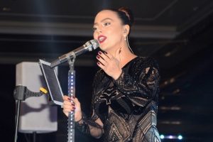 İzmirliler i&ccedil;in 60 bin TL'lik elbise diktiriyor