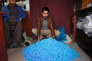 Engelli komşusu i&ccedil;in 50 bin mavi kapak topladı