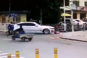 Otomobilin altında can verdi
