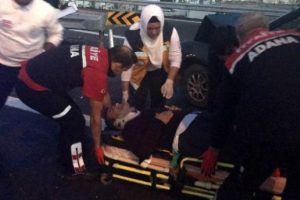 Bariyere &ccedil;arpan otomobilde sıkışan &ccedil;ifti itfaiye kurtardı