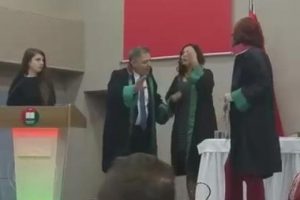 Avukatların 'elimi nasıl sıkmazsın' kavgası!