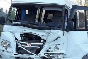 Okul servisi ile kamyonet &ccedil;arpıştı!