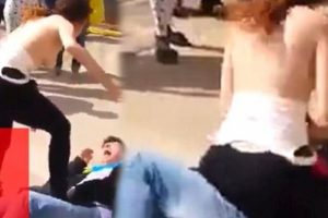 Kendisini taciz eden sapığı, cadde ortasında g&ouml;ğ&uuml;sleri ile d&ouml;vd&uuml;!