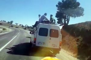 Minib&uuml;s&uuml;n &uuml;st&uuml;nde tehlikeli yolculuk