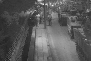 Darbeciler tankları halkın &uuml;zerine b&ouml;yle s&uuml;rd&uuml;