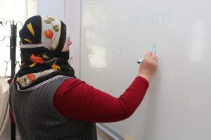 Bursa Nil&uuml;fer Belediyesi'nden kadınlara okuma ve yazma kursu