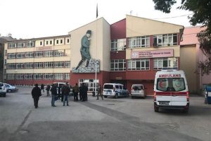 Lisede civa paniği! &Ccedil;ok sayıda &ouml;ğrenci hastaneye kaldırıldı