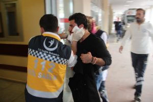 Kavgada bı&ccedil;akla yanağından yaralandı