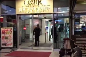 AVM restoranında Şirinler &ccedil;etesine baskın: 8 g&ouml;zaltı