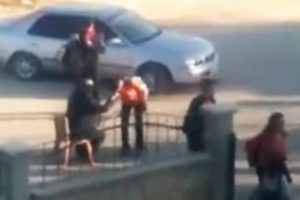 Okul m&uuml;d&uuml;r&uuml; bah&ccedil;eye sandalye atıp &ouml;ğrencilere elini &ouml;pt&uuml;rd&uuml;