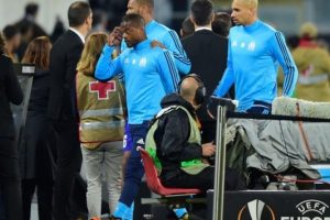 PatriceEvra, taraftara tekme attı