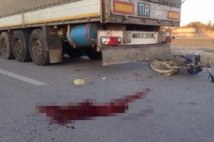 TIR'a &ccedil;arpan motosikletin s&uuml;r&uuml;c&uuml;s&uuml; yaralandı