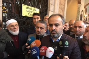 Bursa'nın yeni Başkanı Emirsultan'da dua ederek g&ouml;reve başladı
