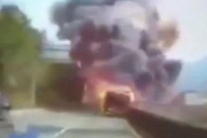 Yağ y&uuml;kl&uuml; kamyon patladı: 4 &ouml;l&uuml;