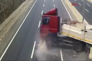 Bursa'daki trafik kazaları MOBESE kameralarına yansıdı