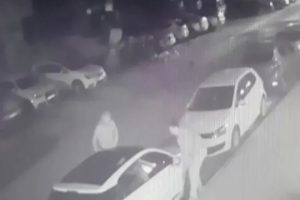 Arabaların aynalarını s&ouml;ken hırsızlar kamerada