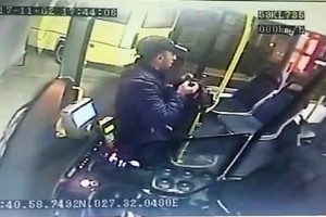 Halk otob&uuml;s&uuml;nde hırsızlık: Otob&uuml;s şof&ouml;r&uuml;n&uuml;n &ccedil;antası &ccedil;alındı