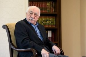 Akılalmaz notlar ele ge&ccedil;irildi! G&uuml;len gazoz şişelerini parmağıyla...