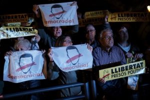 Katalonya'da 8 eski bakanın tutuklanmasına protesto