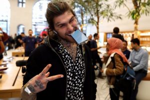 iPhone X satışa &ccedil;ıktığı gibi t&uuml;kendi