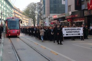 Bursa'da avukatlar sokağa d&ouml;k&uuml;ld&uuml;!