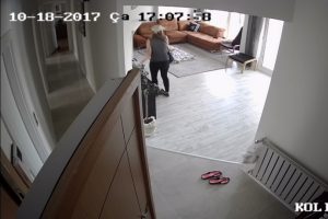 Karnında bebeğiyle evlerden 300 bin lira &ccedil;aldı