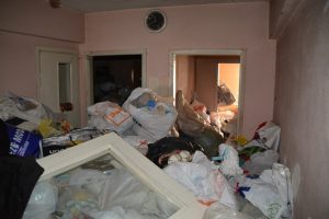 Bursa Gemlik'teki evden 6 kamyon &ccedil;&ouml;p &ccedil;ıktı!