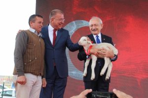 CHP lideri Kılı&ccedil;daroğlu'na 'kuzu' s&uuml;rprizi