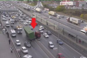 E-5'i fel&ccedil; eden kaza! Trafik durma noktasında