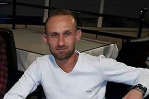 Otomobil bariyerlere &ccedil;arptı: 1 &ouml;l&uuml;, 1 yaralı