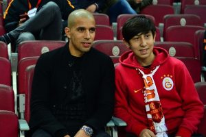 Feghouli ile N'diaye trib&uuml;nde
