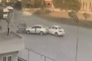 &Uuml;&ccedil; aracın birbirine girdiği kaza kamerada