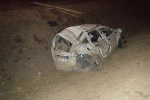 K&ouml;peğe &ccedil;arptı, şarampole u&ccedil;tu: 1 &ouml;l&uuml;, 4 yaralı