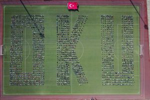 Futbol i&ccedil;in değil kitap i&ccedil;in stadyuma gittiler