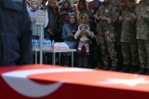 Diyarbakır'da şehit polis i&ccedil;in t&ouml;ren!