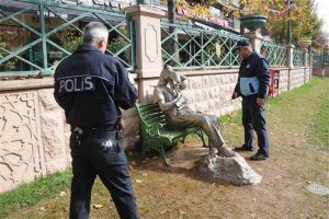 Tartışma yaratan heykele saldırdılar!