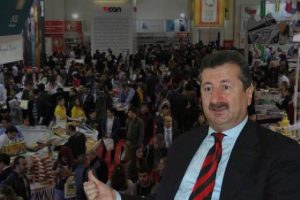 Kitap fuarında Selahattin &Ouml;nkibar'a yumruklu saldırı!