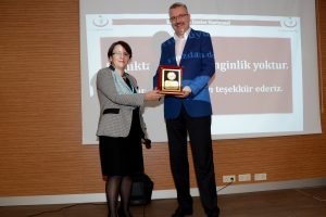 Bursa'da hastane y&ouml;netiminden hayırseverlere plaket