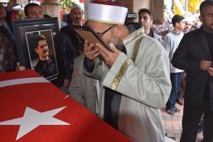 Şehit oğlunun cenaze namazını babası kıldırdı