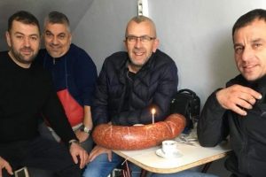Bursa'da kasaplardan ilgin&ccedil; doğum g&uuml;n&uuml; kutlaması