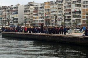Korkun&ccedil; manzarayı g&ouml;rmek i&ccedil;in kuyruk oldular!