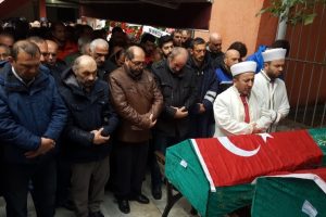 Batan gemiden cesetleri &ccedil;ıkarılan baba oğul toprağa verildi