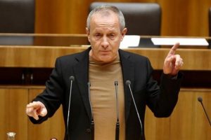 Cinsel tacizle su&ccedil;lanan vekilden ilgin&ccedil; savunma!